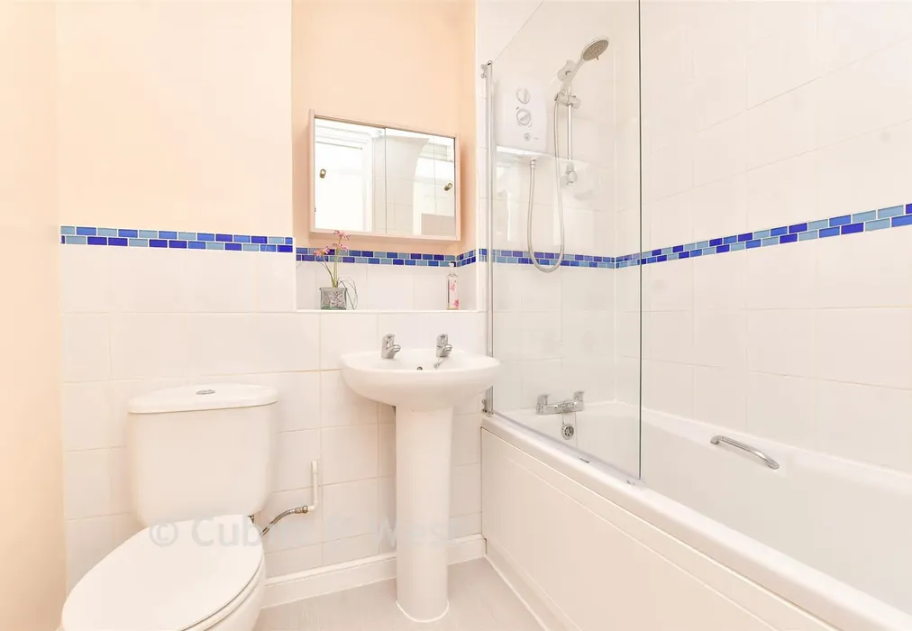 Bathroom - Belmont Road, Leatherhead, Surrey - Wards of Kent