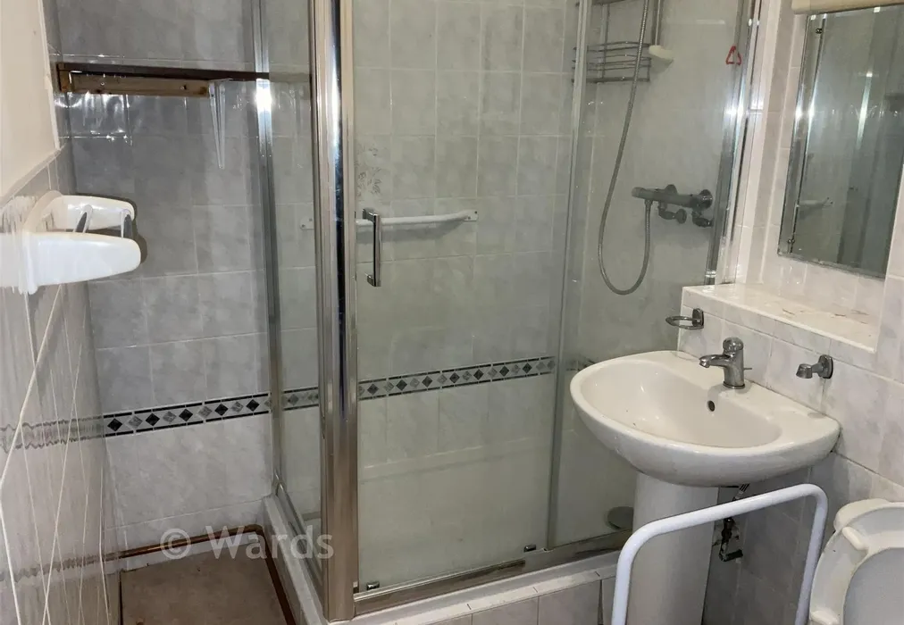 Shower Room - Queens Parade, Cliftonville, Margate, Kent - Wards of Kent
