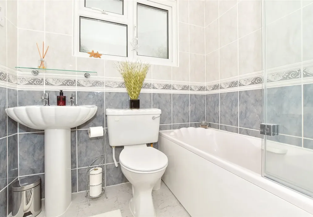 En-Suite Bathroom - St. Nicholas Road, Littlestone, New Romney, Kent - Wards of Kent