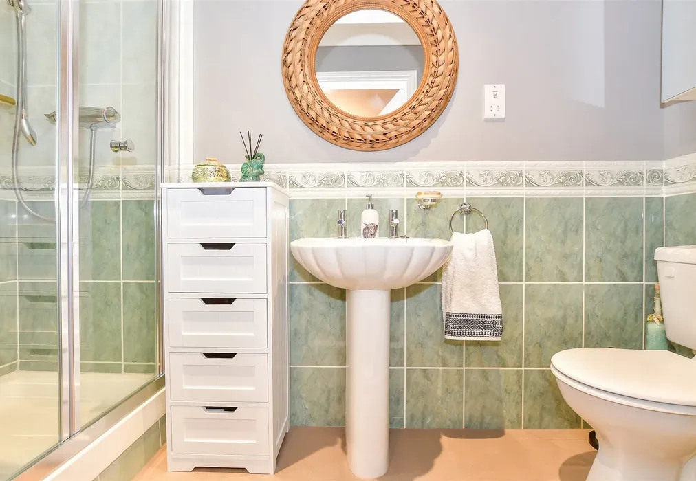 En-Suite Shower Room - St. Nicholas Road, Littlestone, New Romney, Kent - Wards of Kent