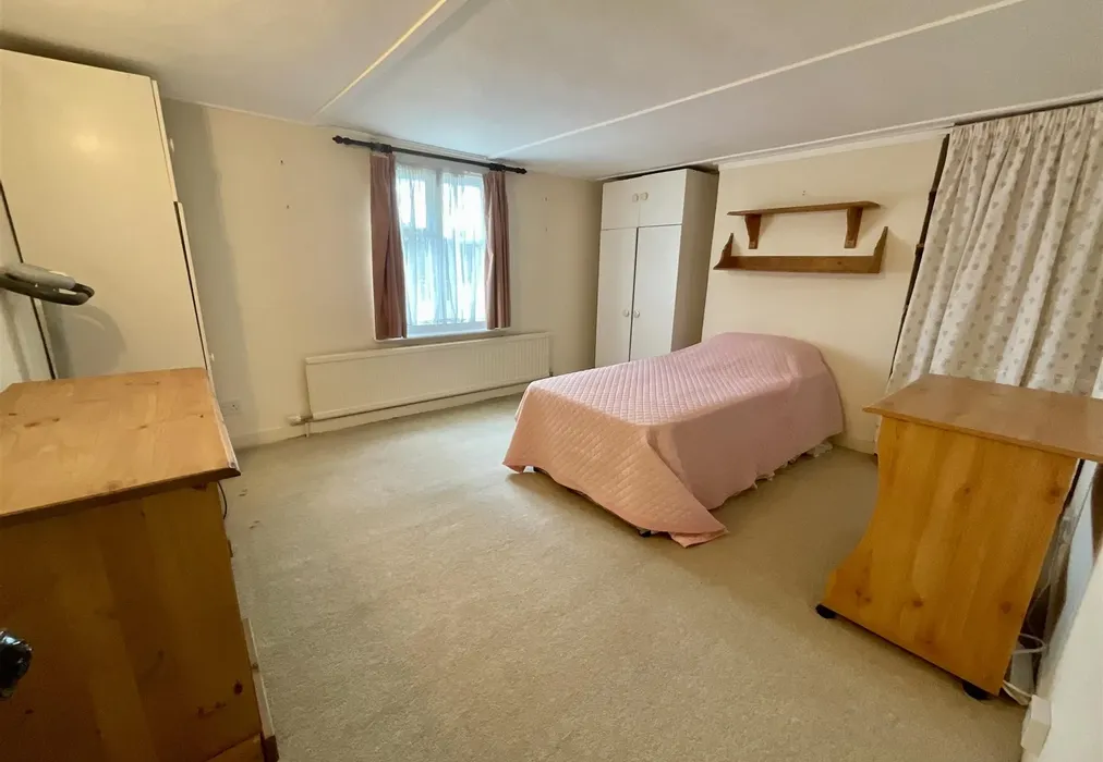 Bedroom - Bartholomew Lane, Saltwood, Kent - Wards of Kent