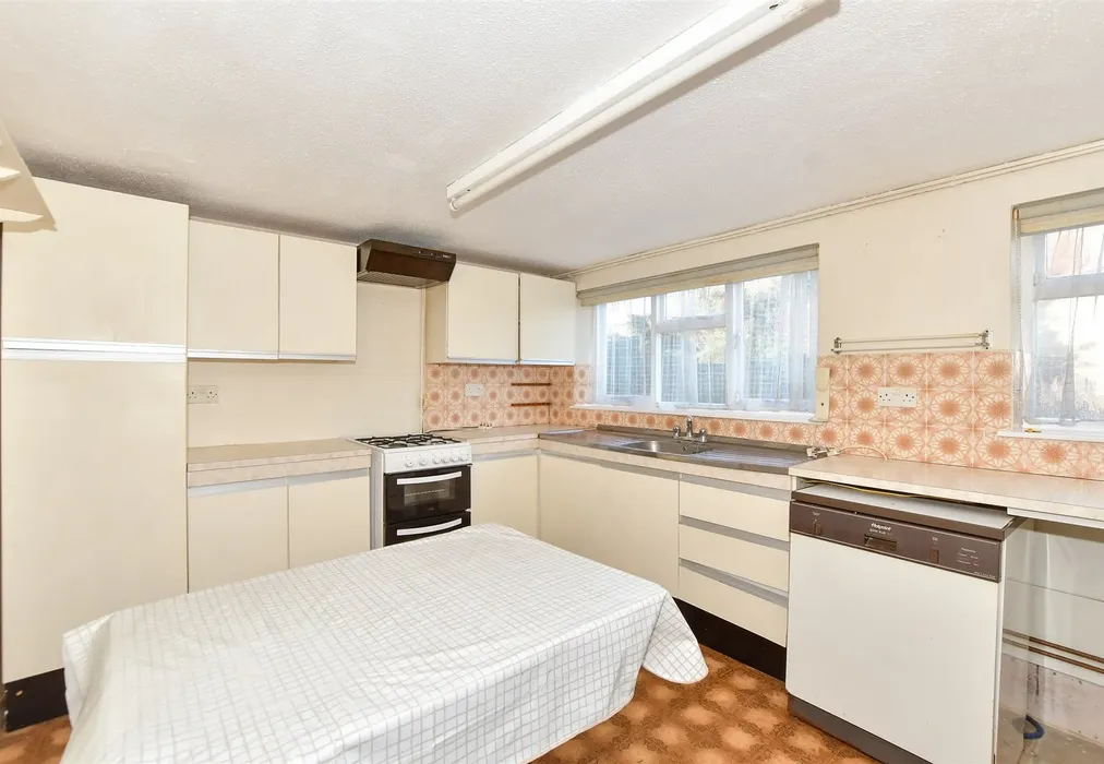 Kitchen - Bartholomew Lane, Saltwood, Kent - Wards of Kent