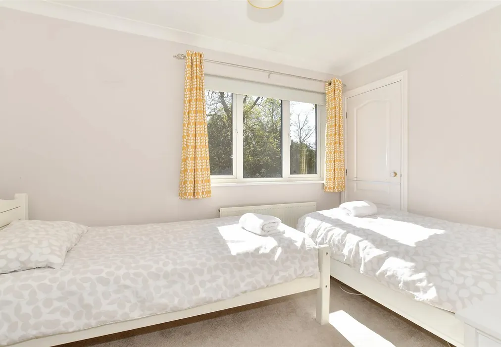 Bedroom 2 - Tanbridge Park, Horsham, West Sussex - Wards of Kent