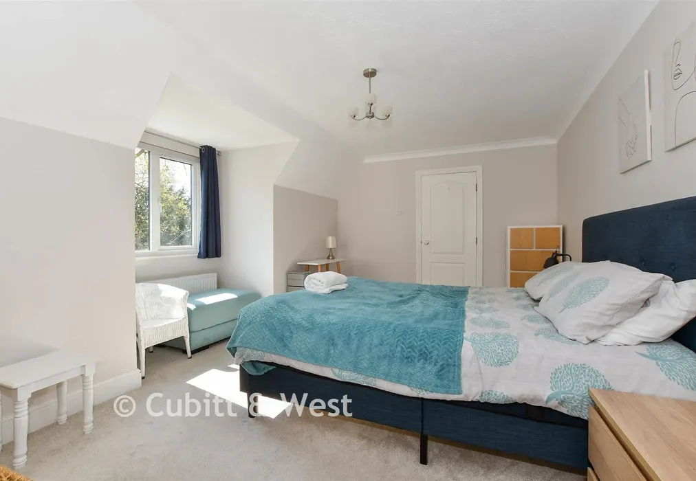 Bedroom 1 - Tanbridge Park, Horsham, West Sussex - Wards of Kent