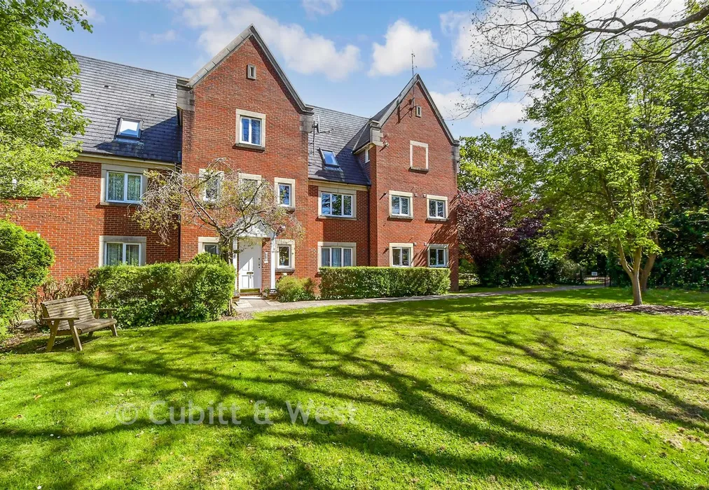 Communal Gardens - Tanbridge Park, Horsham, West Sussex - Wards of Kent