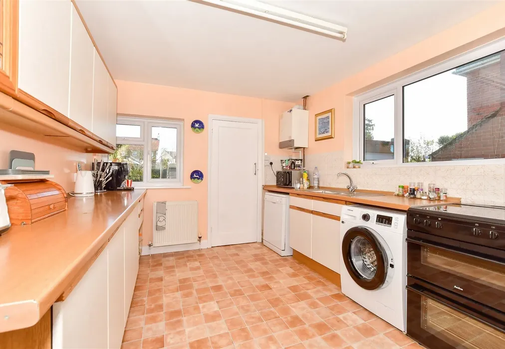 Kitchen - Ramsgate Road, Broadstairs, Kent - Wards of Kent