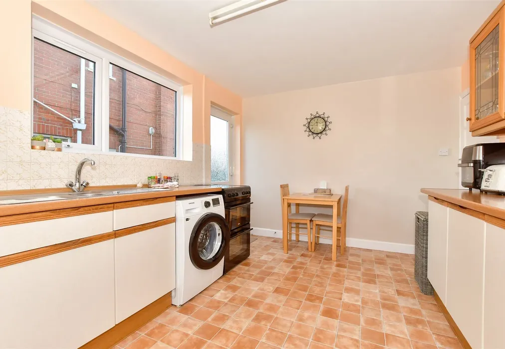 Kitchen - Ramsgate Road, Broadstairs, Kent - Wards of Kent