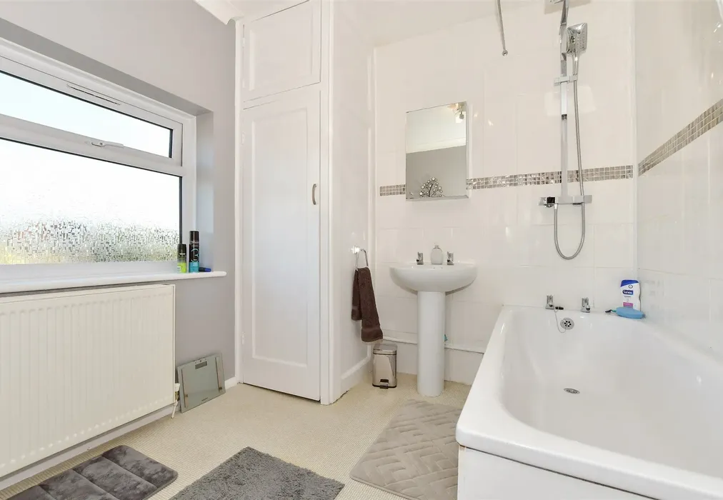 Bathroom - Ramsgate Road, Broadstairs, Kent - Wards of Kent