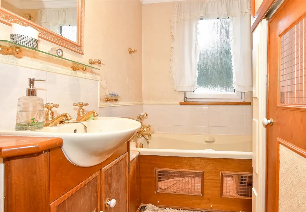Bathroom - Neal Road, West Kingsdown, Sevenoaks, Kent - Wards of Kent