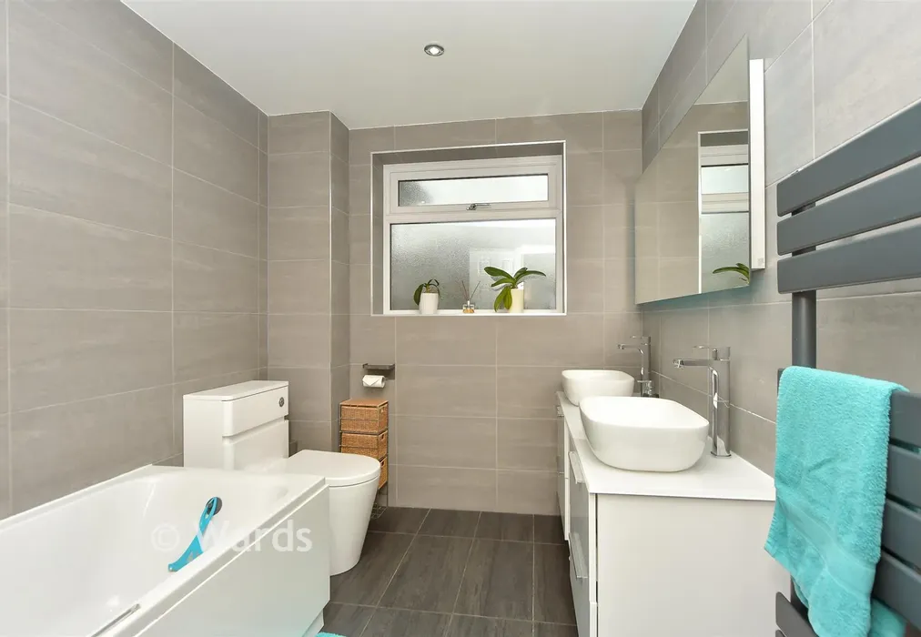 Bathroom - Draysfield, Wormshill, Sittingbourne, Kent - Wards of Kent