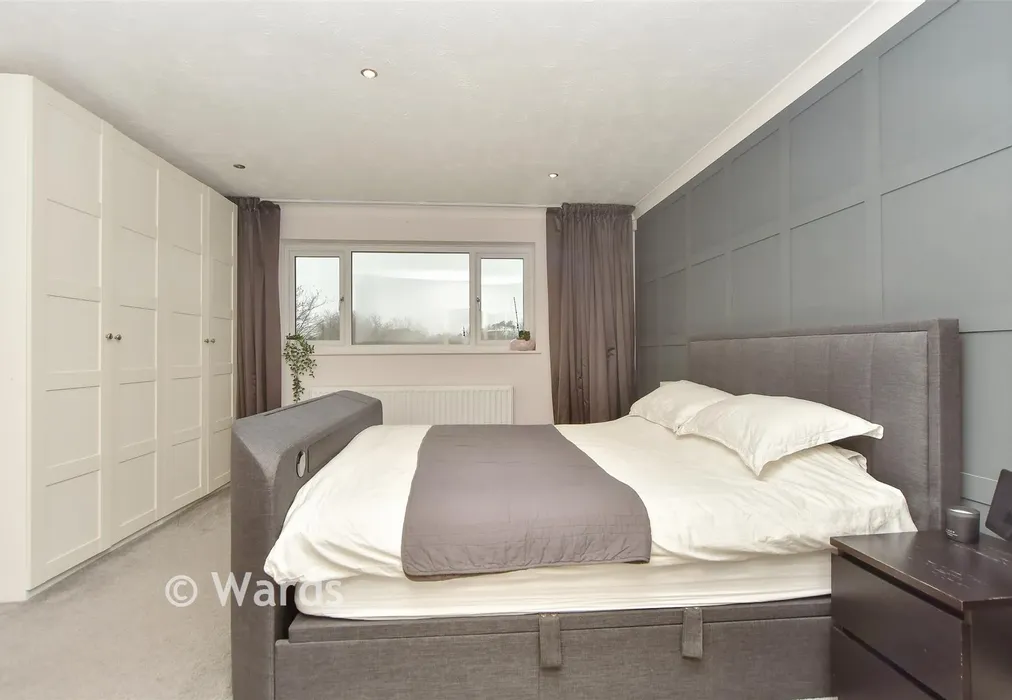 Bedroom 1 - Draysfield, Wormshill, Sittingbourne, Kent - Wards of Kent