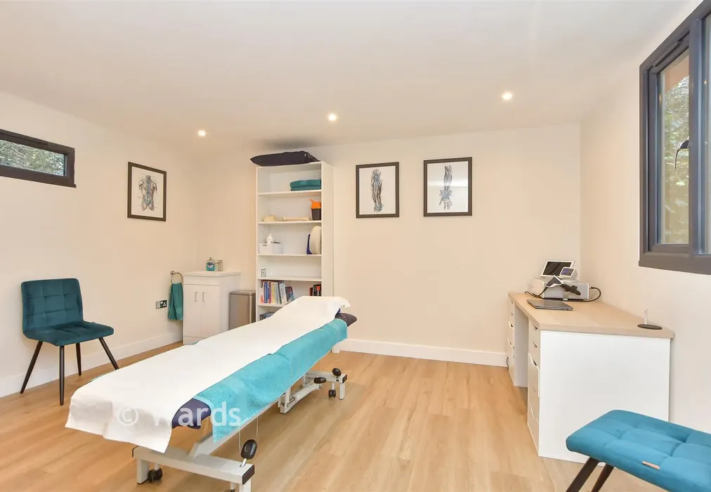 Room 1 - Draysfield, Wormshill, Sittingbourne, Kent - Wards of Kent