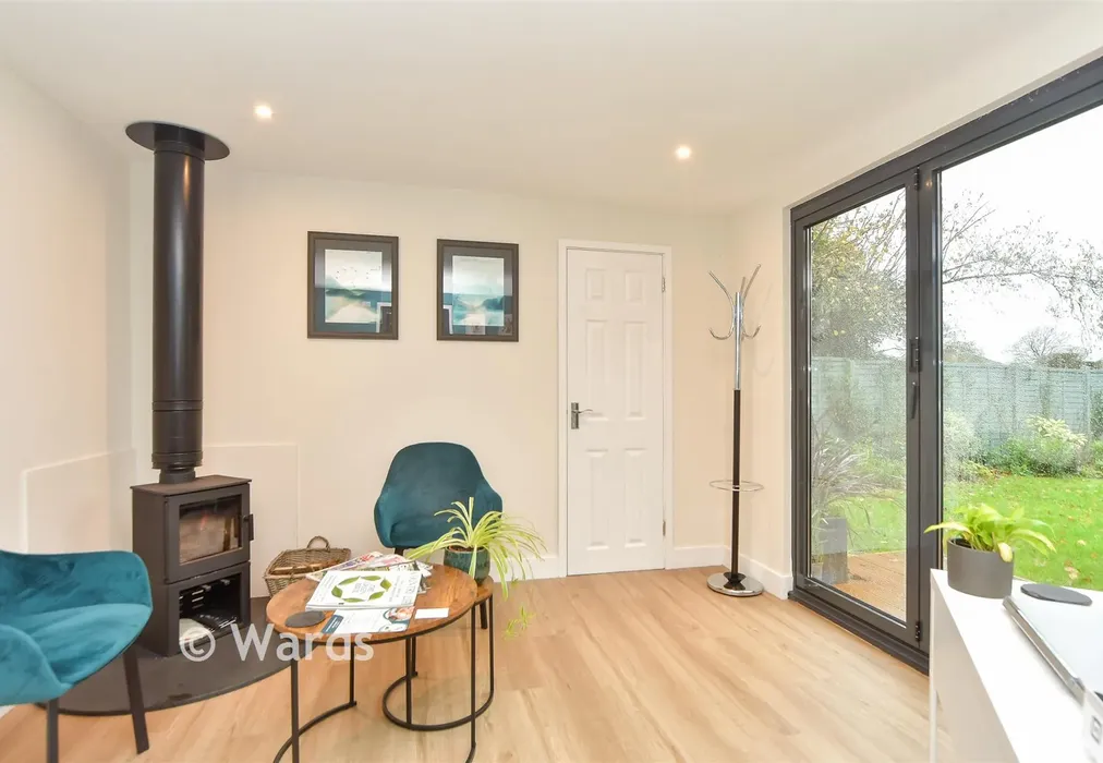 Room 2 - Draysfield, Wormshill, Sittingbourne, Kent - Wards of Kent