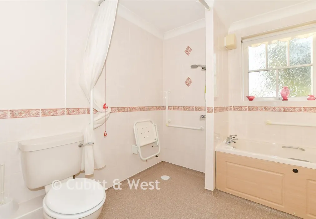 Bathroom - Massetts Road, Horley, Surrey - Wards of Kent