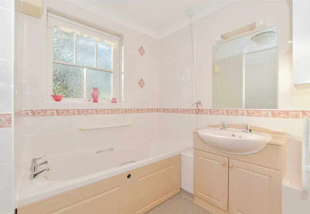 Bathroom - Massetts Road, Horley, Surrey - Wards of Kent