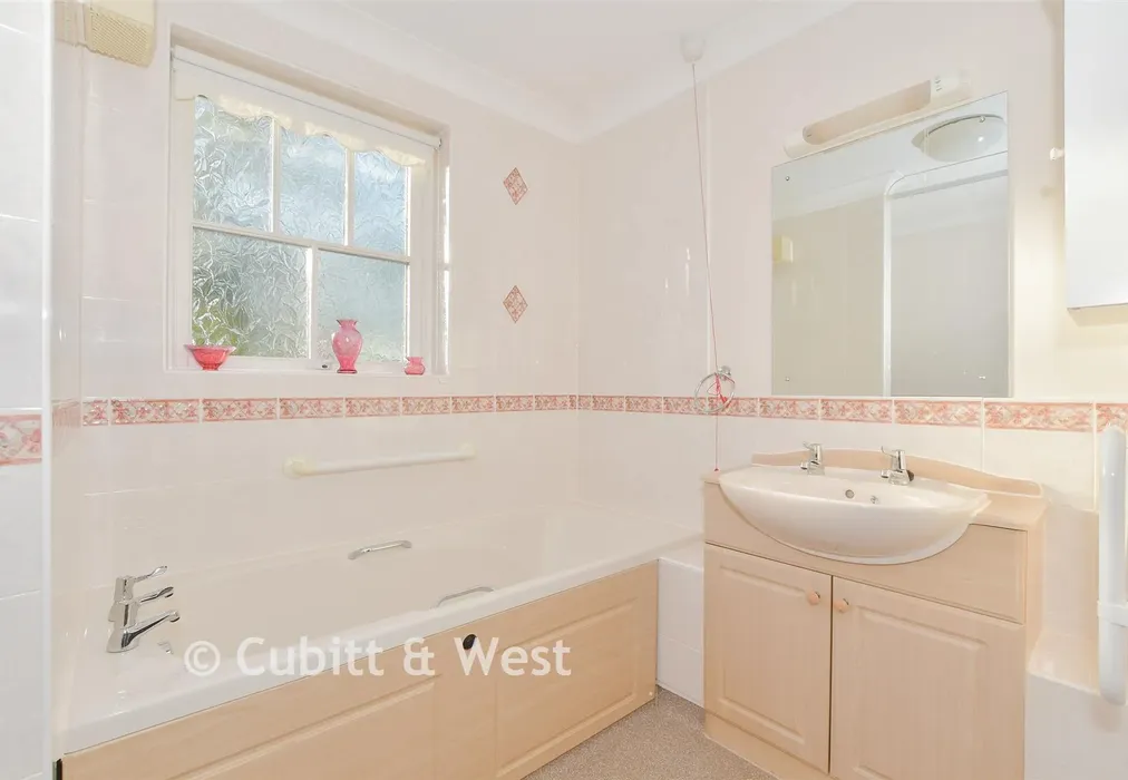 Bathroom - Massetts Road, Horley, Surrey - Wards of Kent