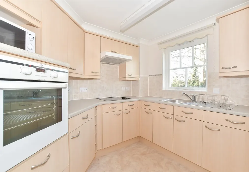 Kitchen - Massetts Road, Horley, Surrey - Wards of Kent