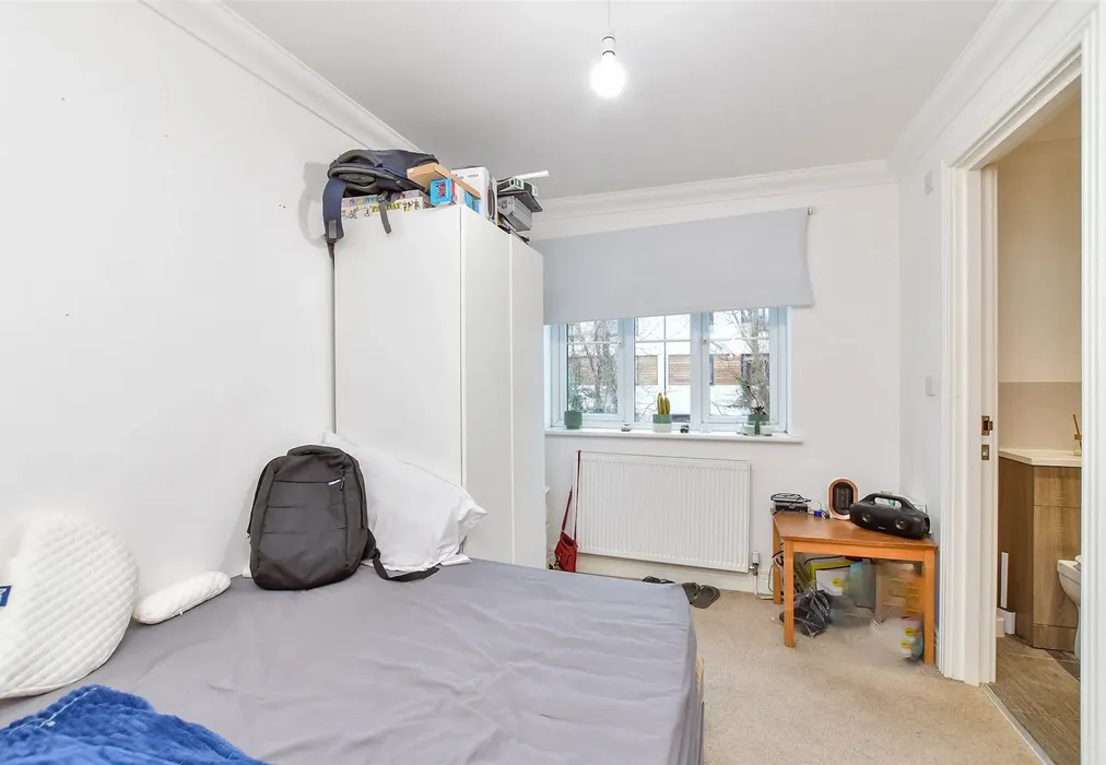 Bedroom 1 - Mulberry Gardens, Goring-By-Sea, Worthing, West Sussex - Wards of Kent