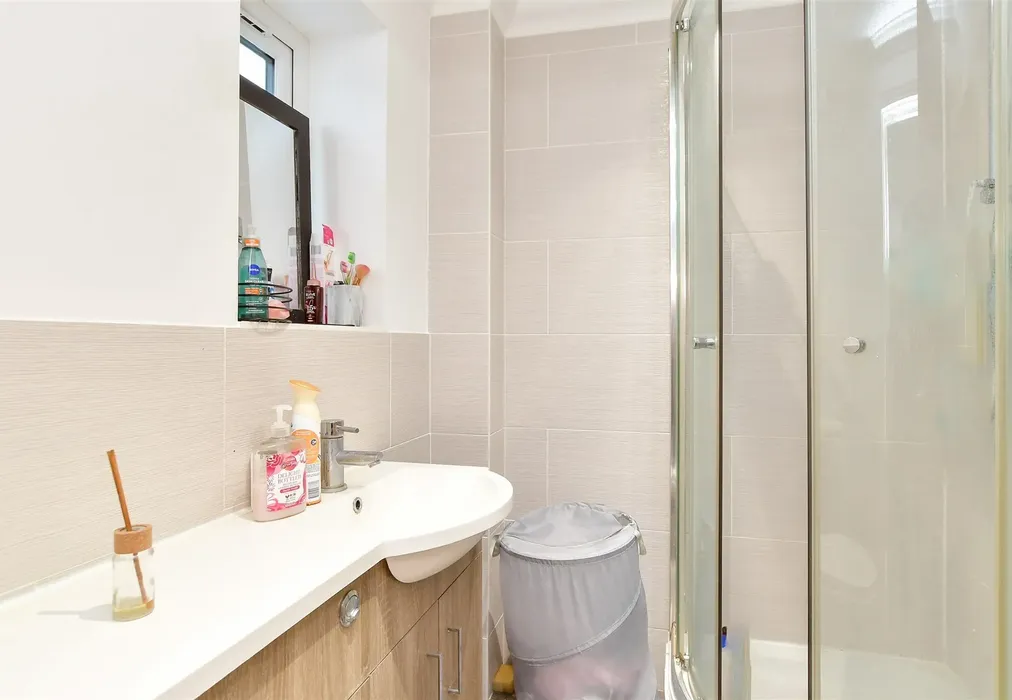 En-Suite Shower Room - Mulberry Gardens, Goring-By-Sea, Worthing, West Sussex - Wards of Kent