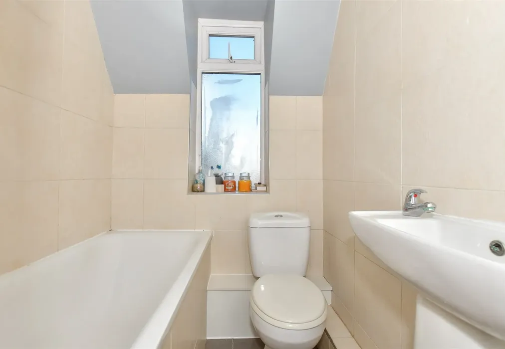 Bathroom - Canterbury Road, Whitstable, Kent - Wards of Kent