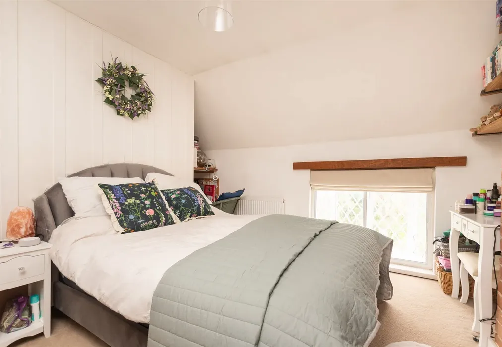 Bedroom 1 - Tanyard Hill, Shorne, Kent - Wards of Kent