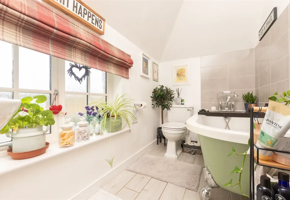 Bathroom - Tanyard Hill, Shorne, Kent - Wards of Kent