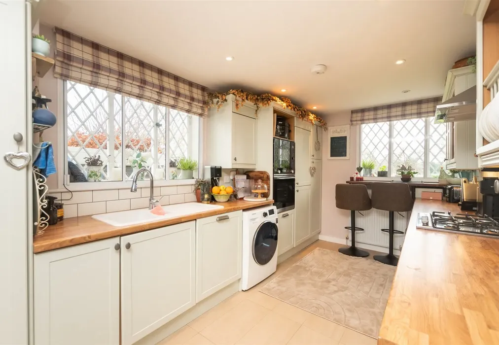 Kitchen - Tanyard Hill, Shorne, Kent - Wards of Kent