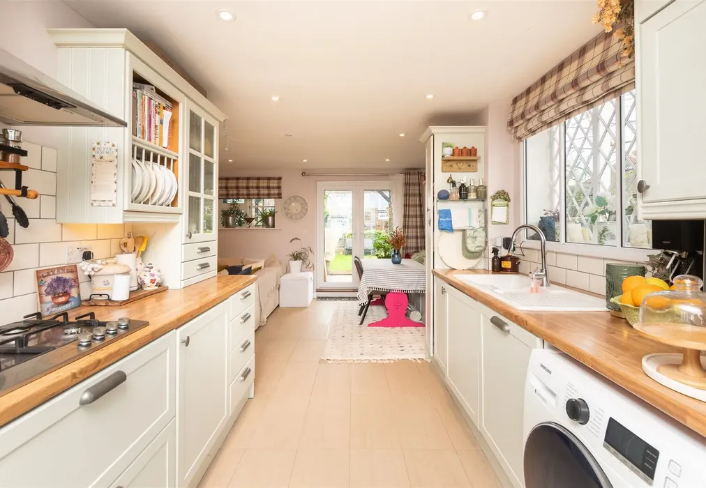 Kitchen - Tanyard Hill, Shorne, Kent - Wards of Kent