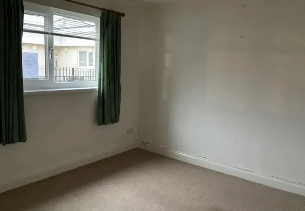 Bedroom 1 - London Road, Portsmouth, Hampshire - Wards of Kent