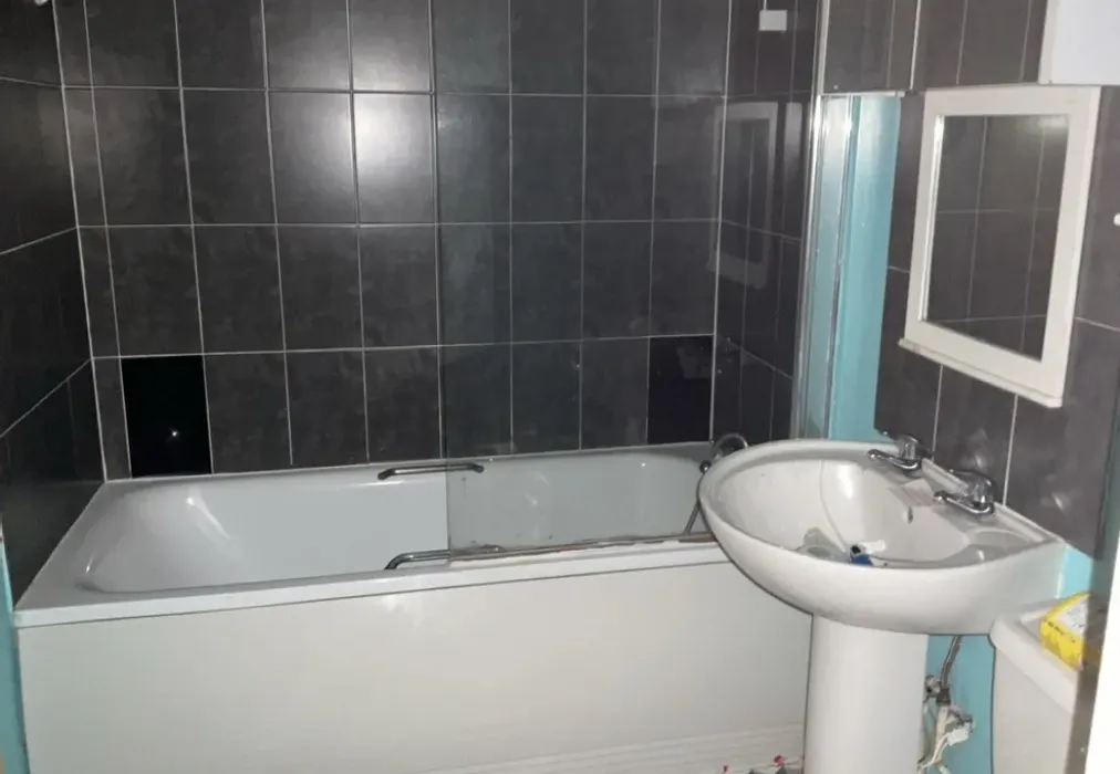 Bathroom - London Road, Portsmouth, Hampshire - Wards of Kent