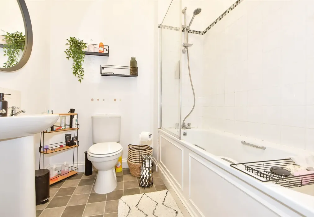 Bathroom - Broadmead Road, Folkestone, Kent - Wards of Kent