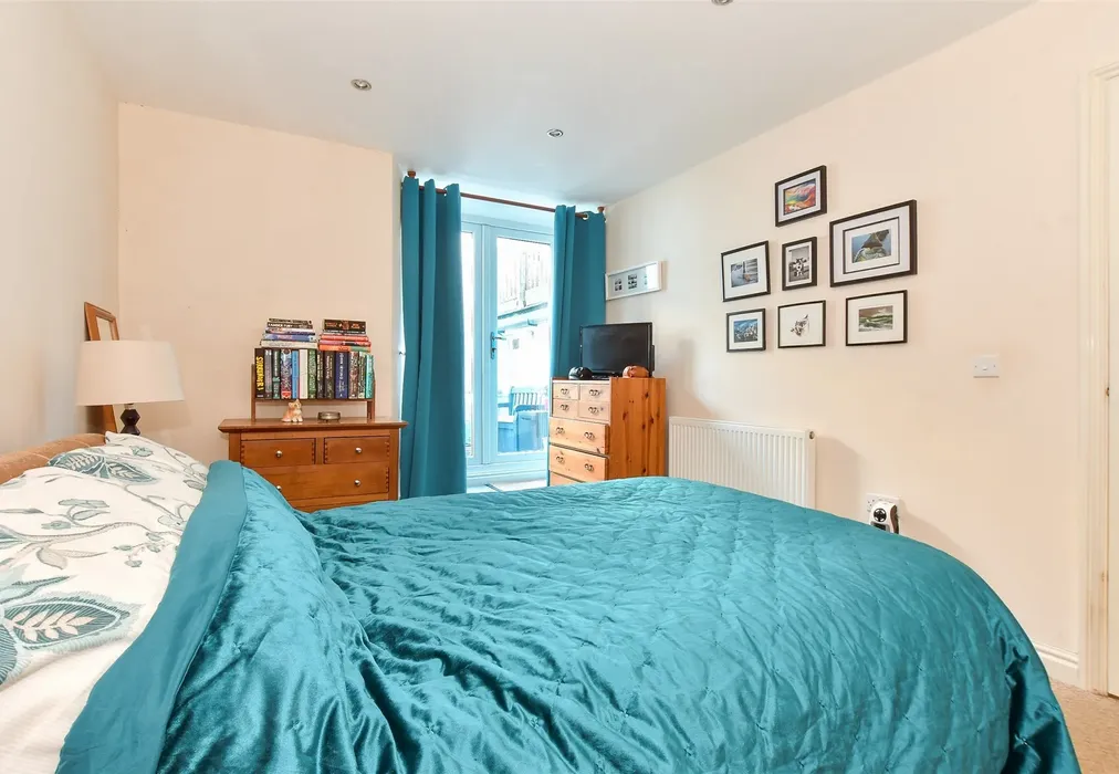 Bedroom 1 - High Street, Ventnor, Isle of Wight - Wards of Kent