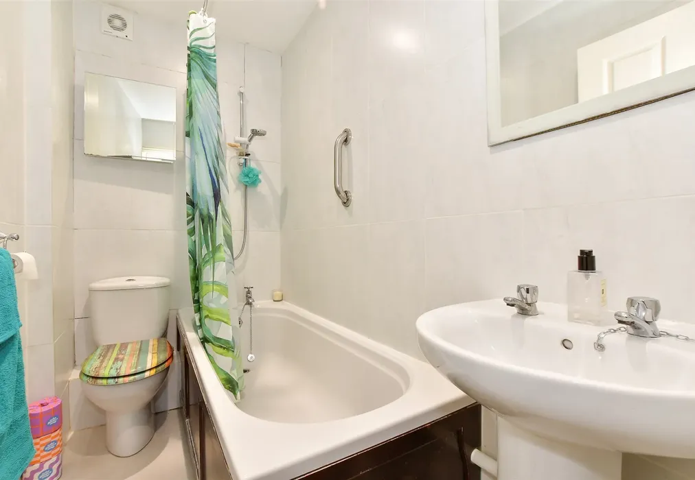 Bathroom - High Street, Ventnor, Isle of Wight - Wards of Kent