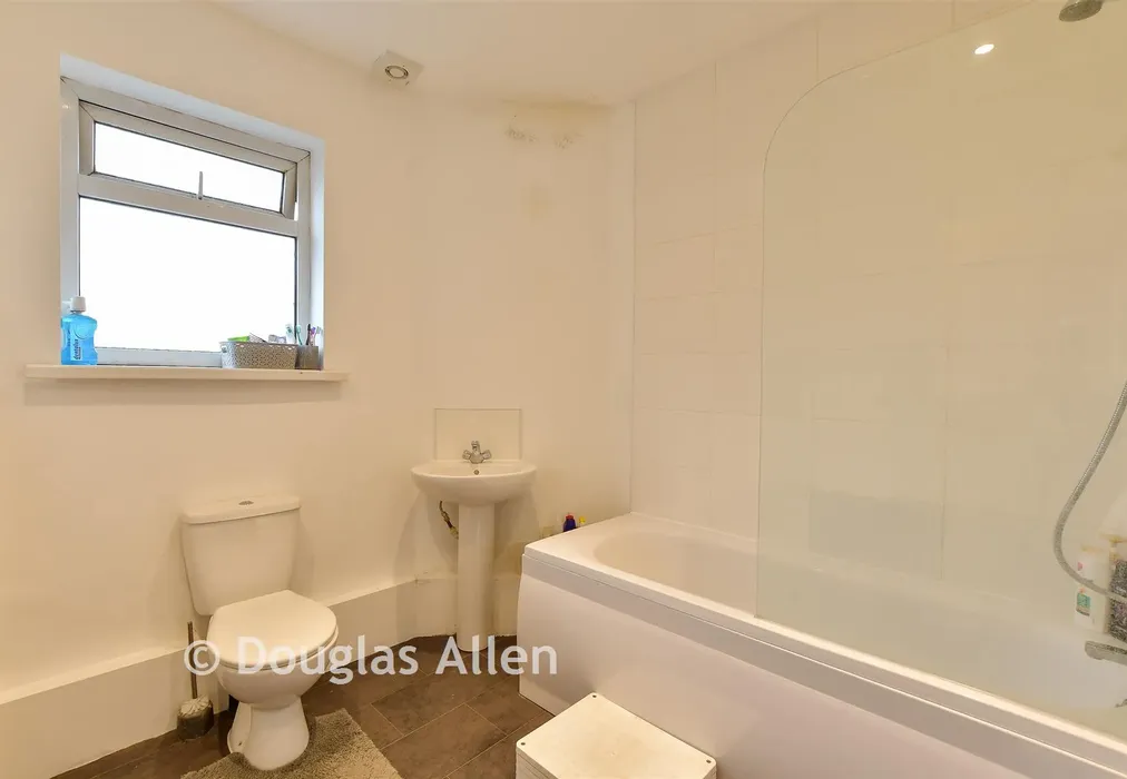 Bathroom - Windsor Road, Ilford, Essex - Wards of Kent