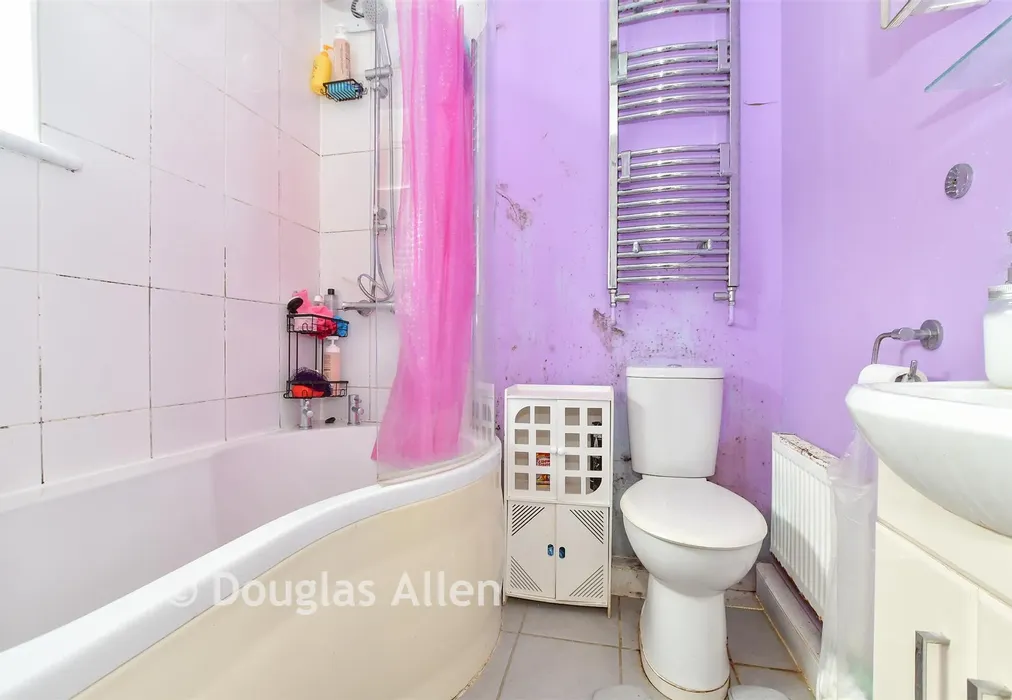 Bathroom - Rowlands Road, Dagenham, Essex - Wards of Kent