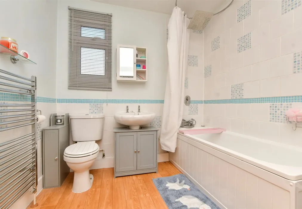 Bathroom - Croydon Road, Wallington, Surrey - Wards of Kent