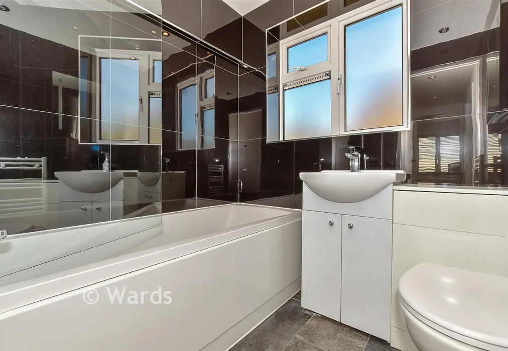 Bathroom - Peter Street, Folkestone, Kent - Wards of Kent