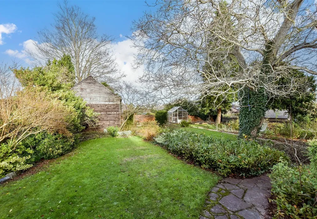 Side Garden - Gore Road, Eastry, Sandwich, Kent - Wards of Kent
