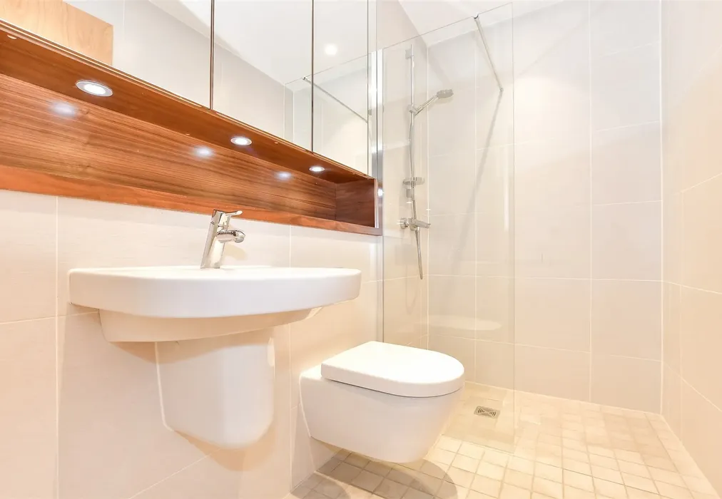 En-Suite Shower Room - Durrants Drive, Faygate, Horsham, West Sussex - Wards of Kent