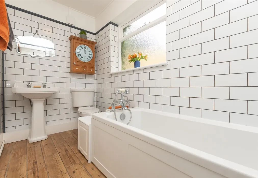 Bathroom - Abbots Hill, Ramsgate, Kent - Wards of Kent