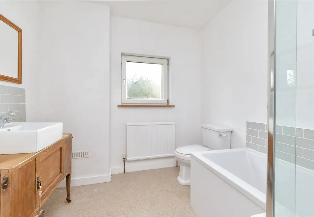 Bathroom - Ewhurst Road, Brighton, East Sussex - Wards of Kent