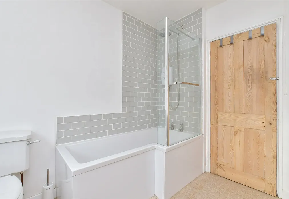 Bathroom - Ewhurst Road, Brighton, East Sussex - Wards of Kent