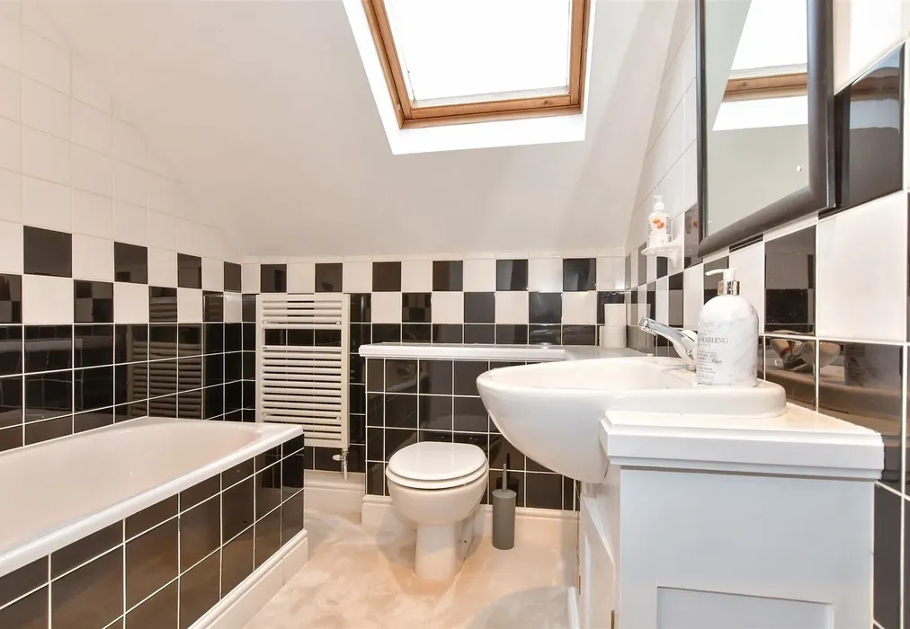 Bathroom - Albion Place, Lower Upnor, Rochester, Kent - Wards of Kent