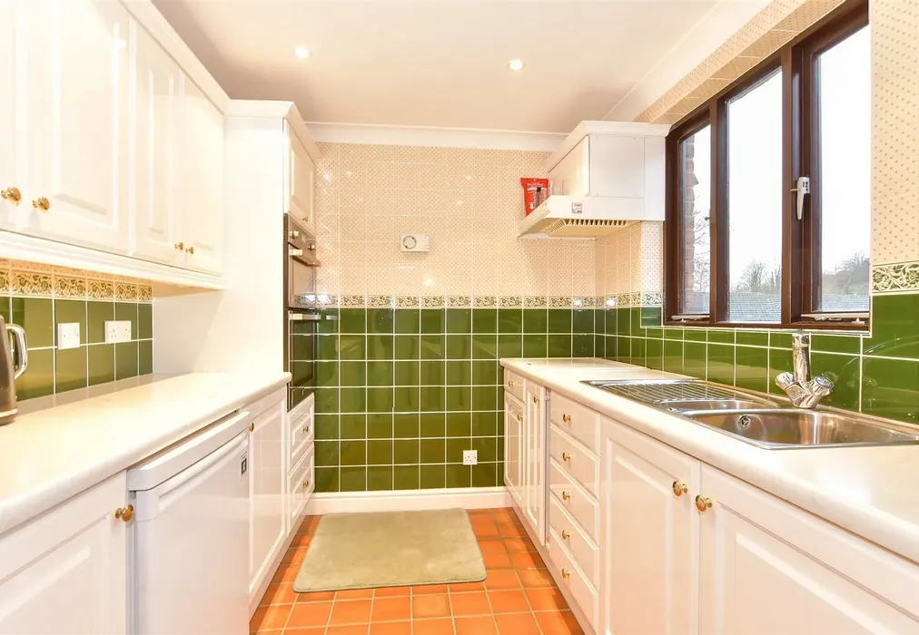 Kitchen - Albion Place, Lower Upnor, Rochester, Kent - Wards of Kent