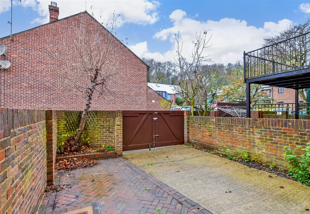 Rear Garden - Albion Place, Lower Upnor, Rochester, Kent - Wards of Kent