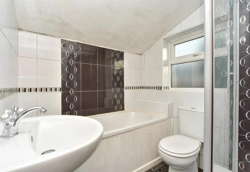 Bathroom - Baden Road, Gillingham, Kent - Wards of Kent