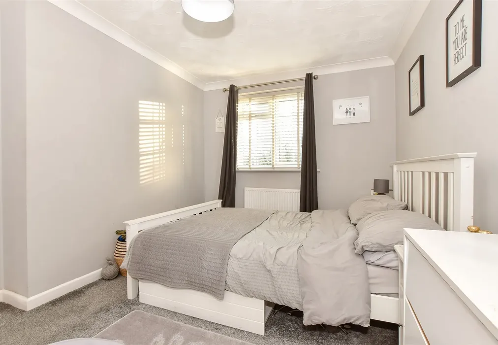Bedroom 1 - Solent Gardens, Binstead, Ryde, Isle of Wight - Wards of Kent