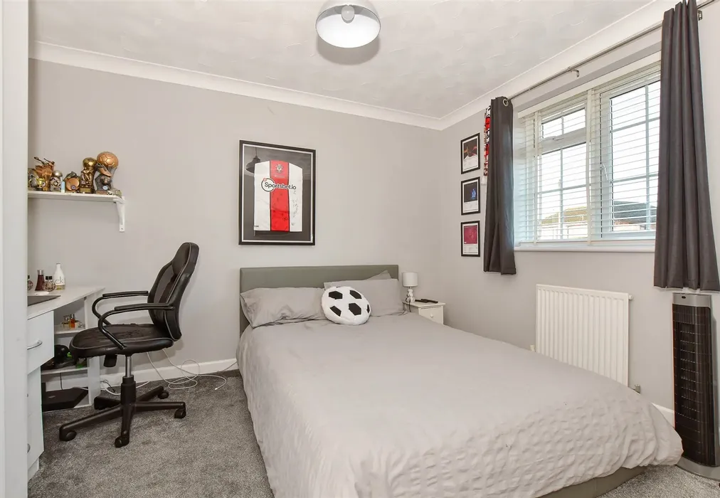 Bedroom 2 - Solent Gardens, Binstead, Ryde, Isle of Wight - Wards of Kent