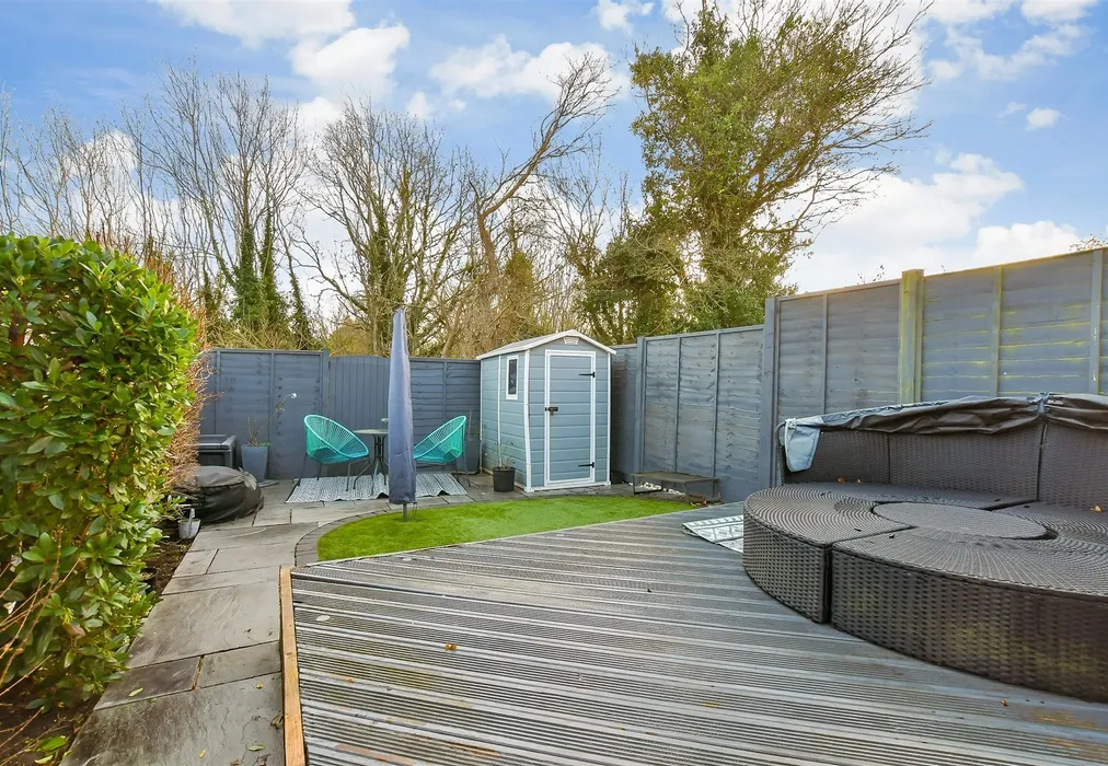 Rear Garden - Solent Gardens, Binstead, Ryde, Isle of Wight - Wards of Kent