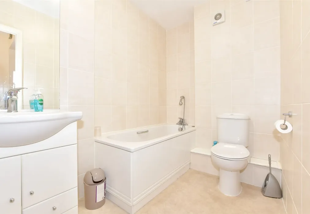 Bathroom - The Parade, Birchington, Kent - Wards of Kent